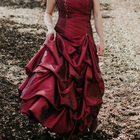 GRAD DRESS - Picture 1 of 4